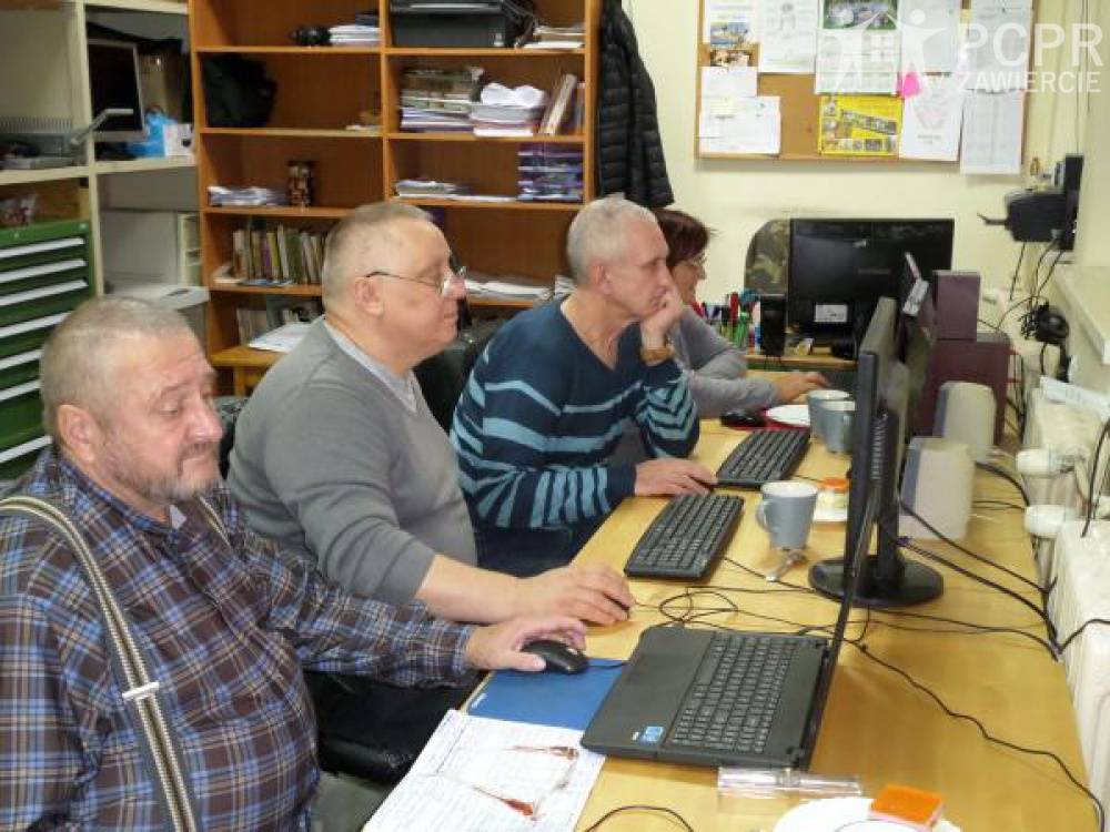 Zdjęcie: 3 mężczyzn i kobieta siedzi i pracuje na laptopach